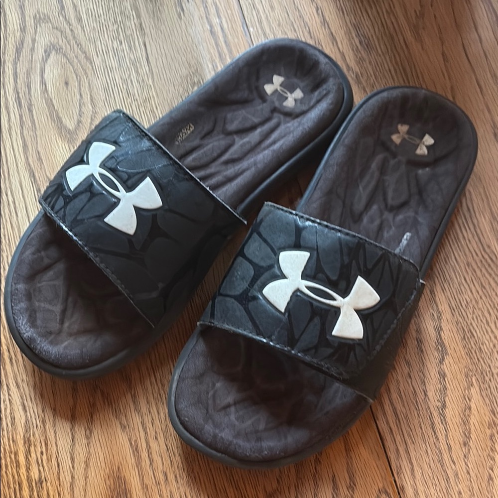 Under Armour Black and White Slide Sandals Plush Strap
